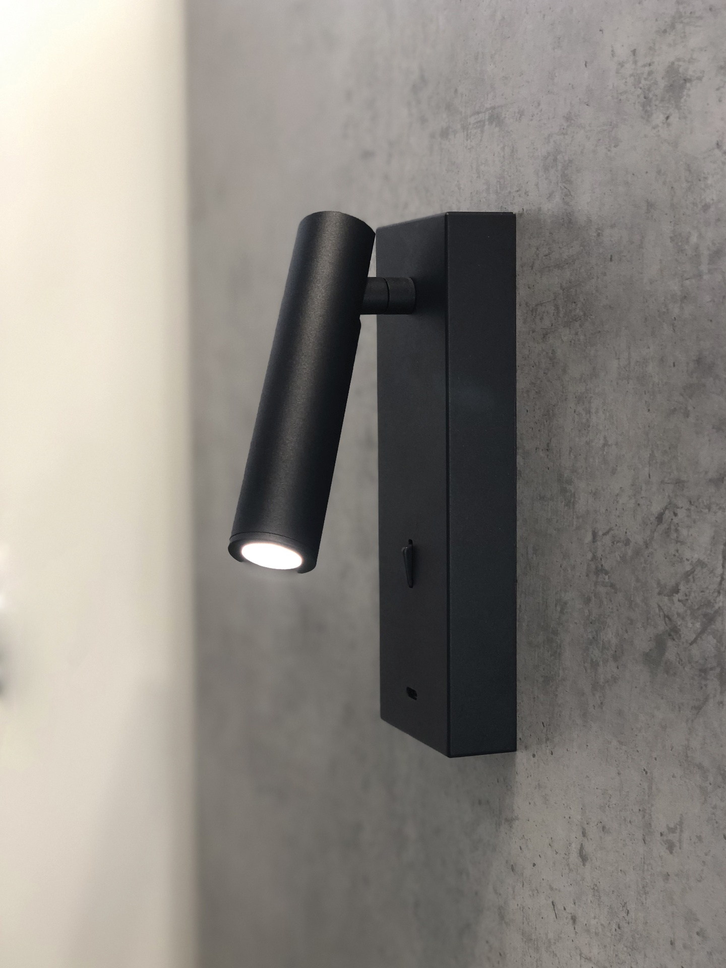 TARIFA III * APLIQUE LECTOR LED 3W 3000K NEGRO TYPE-C CARGADOR