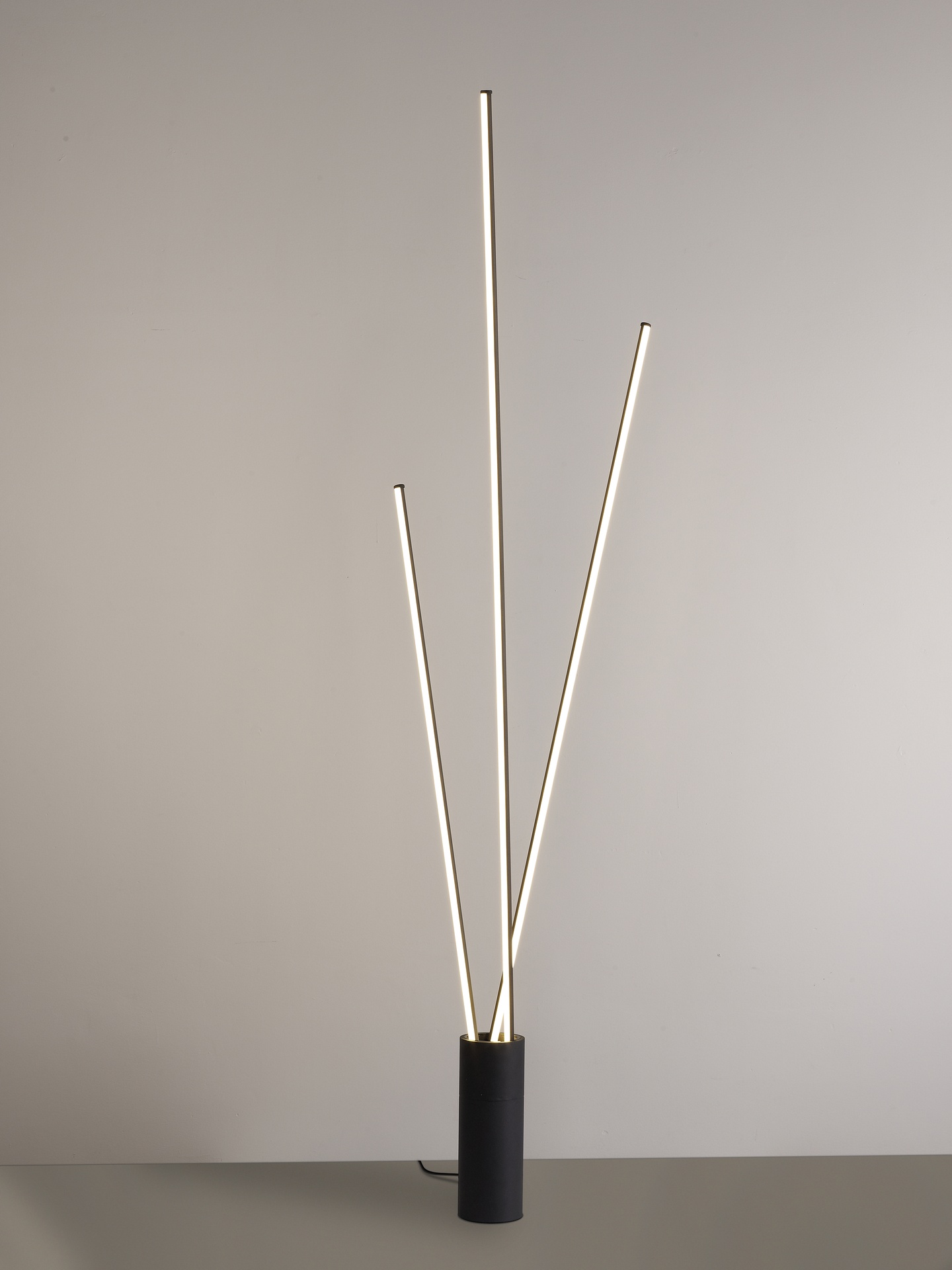 VERTICAL * PIANTANA LED NERO