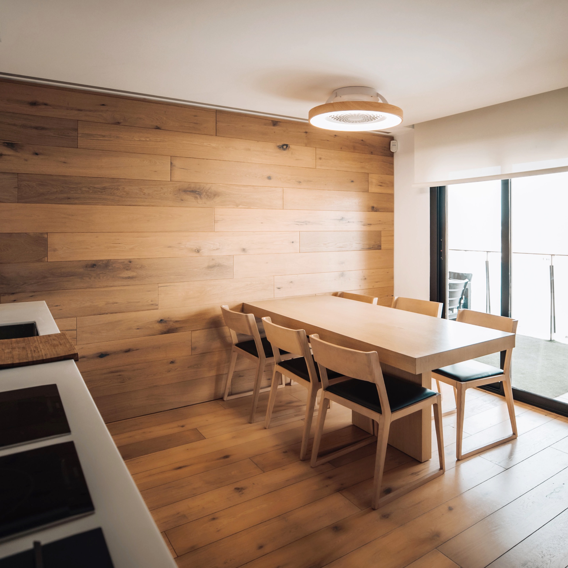 Tíbet · Plafón-ventilador de aspas ocultas con luz · Madera / Blanco